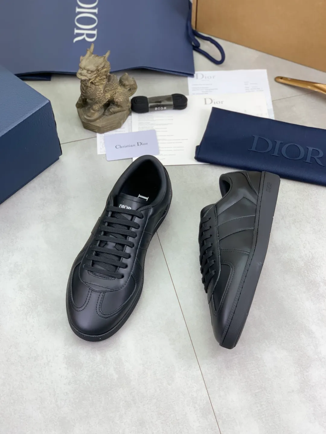 Men's men's shoes 💰P542 New Dior B01 top version of moral training shoes! ! ! White first-layer cowhide, fully oiled upper, original TPU molded outsole. New to the Fall 2025 collection, this sneaker marks the return of Dior’s classic style, reinterpreted in a stylish and elegant silhouette. Crafted from white smooth first-grain cowhide with a tonal silk sheepskin lining, it features the Dior logo on the tongue and inner sides, and a CD icon on the heel. Paired with Tpu anti-slip soles of the same color, it can be matched with various styles to create a sophisticated look.  Code number: 39-45 Complete package with airplane box